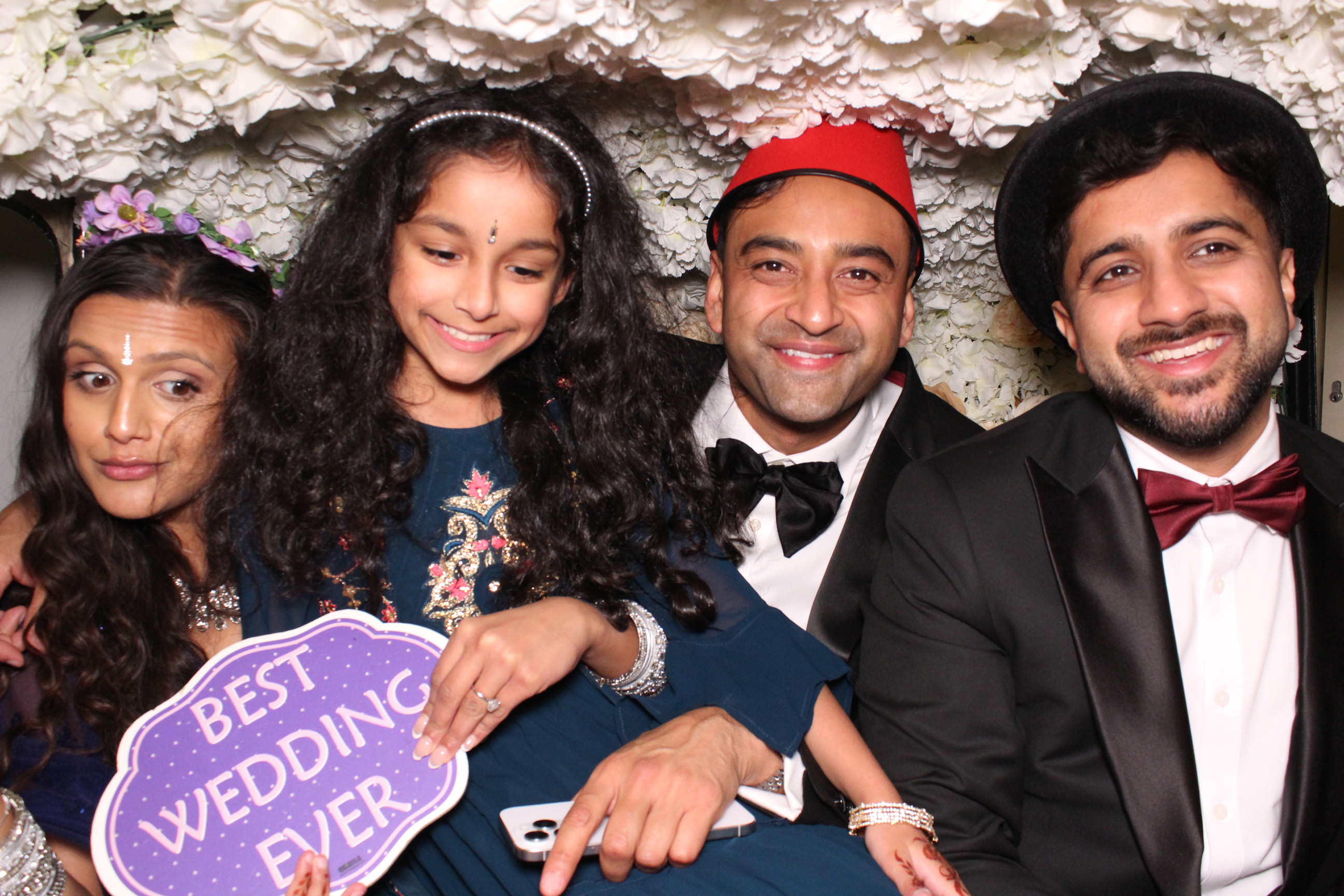 Wedding guests photobooth with hats and props